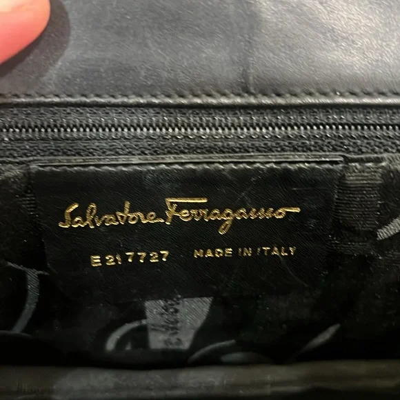 Salvatore Ferragamo Gancini wood logo shoulder bag. Black leather with wood logo - Picture 14 of 17